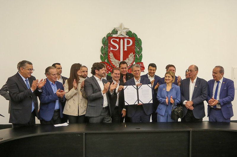 Imagem do governador Tarcísio de Freitas durante assinatura o projeto de lei que propõe o reajuste do salário mínimo paulista