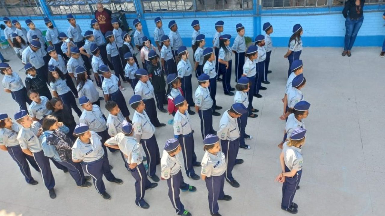Imagem de alunos de escola cívico-militar