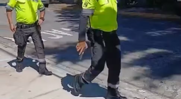 Imagem de uma confusão entre um agente de trânsito de Várzea Paulista e um motociclista