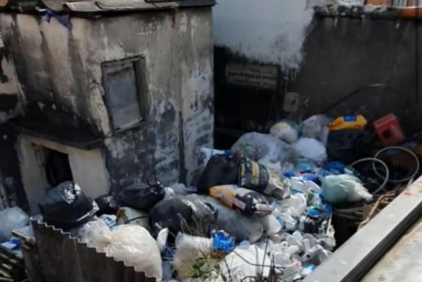 Imagem de lixo acumulado em casa localizada em Cabreúva