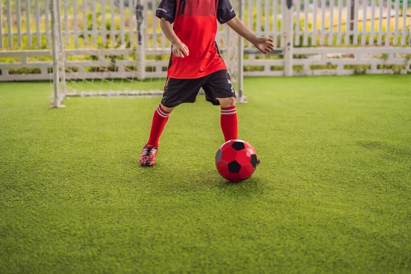 Imagem de um pé chutando uma bola