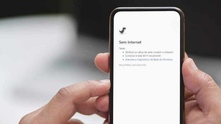 Pessoa segurando celular sem internet nas mãos