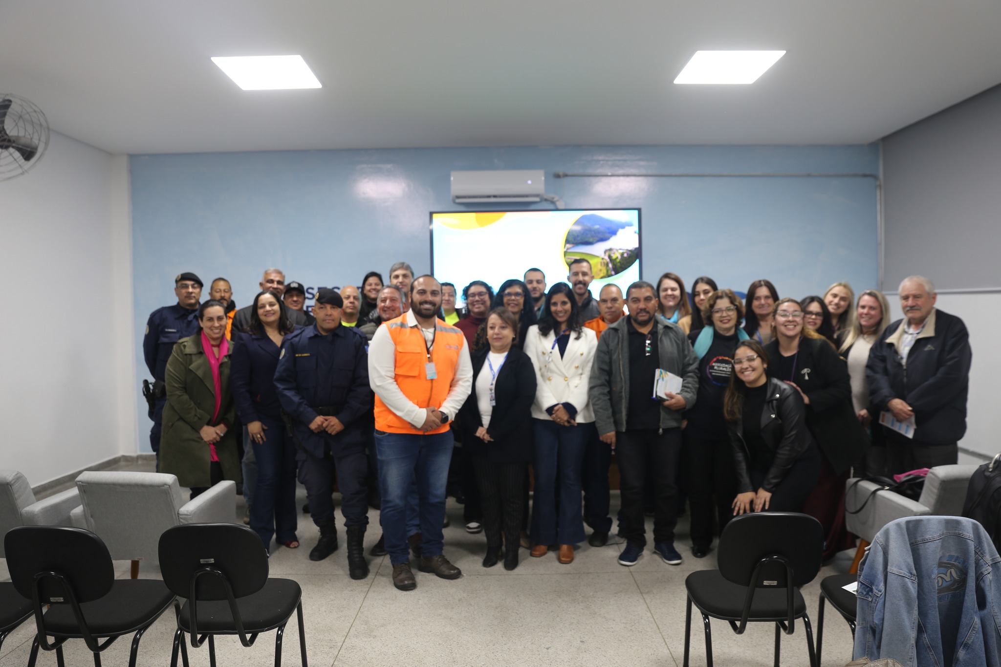 Prefeitura de Caieiras e Sabesp realizam reunião com moradores que residem próximo à Represa Paiva Castro para cadastramento desses moradores