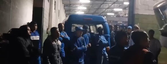 Greve de coletores paralisa coleta de lixo em Várzea Paulista pelo segundo dia