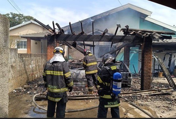 Incêndio destrói dois veículos em garagem no bairro Vale Verde, em Cabreúva