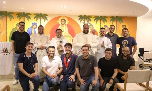 Novo padre Juliano Amaral celebra missa em seminário de Amparo