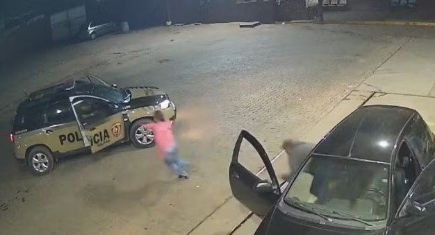 Vítima de estupro e sequestro vê viatura da PM e salta de carro para pedir socorro