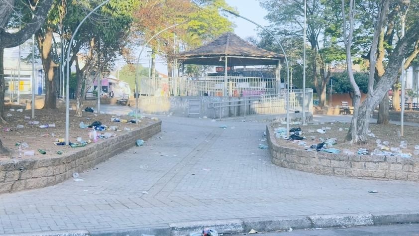 Moradores denunciam sujeira na Praça da Bíblia após realização de fluxo no Jacaré