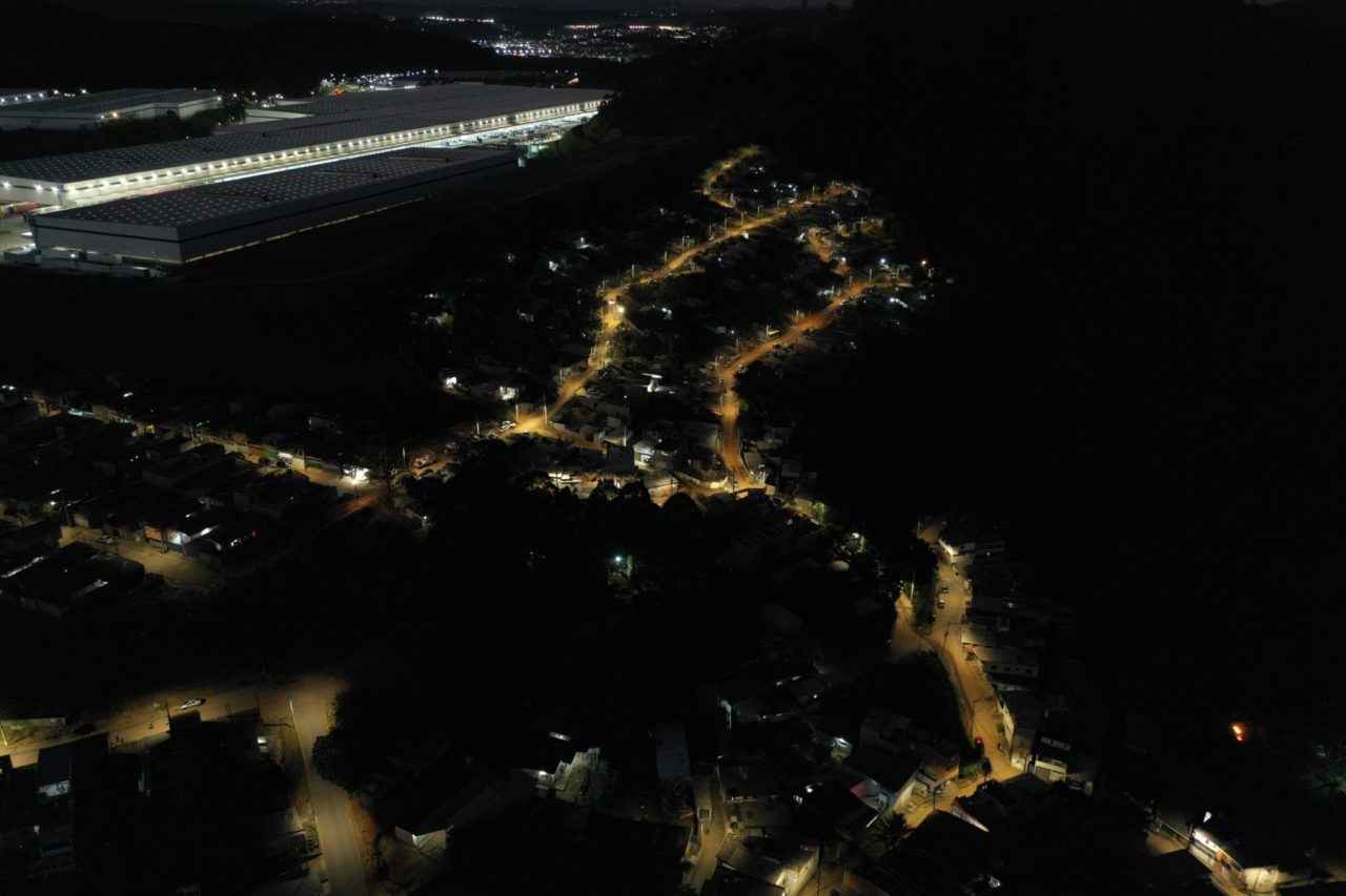 Vista aérea da Vila Nova Paraná, que ganhou iluminação de LED, em Cajamar