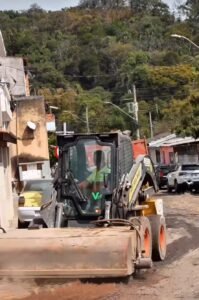 Paviementação das Rua Timburi, esquina com a Rua Três Fronteiras, em Cajamar