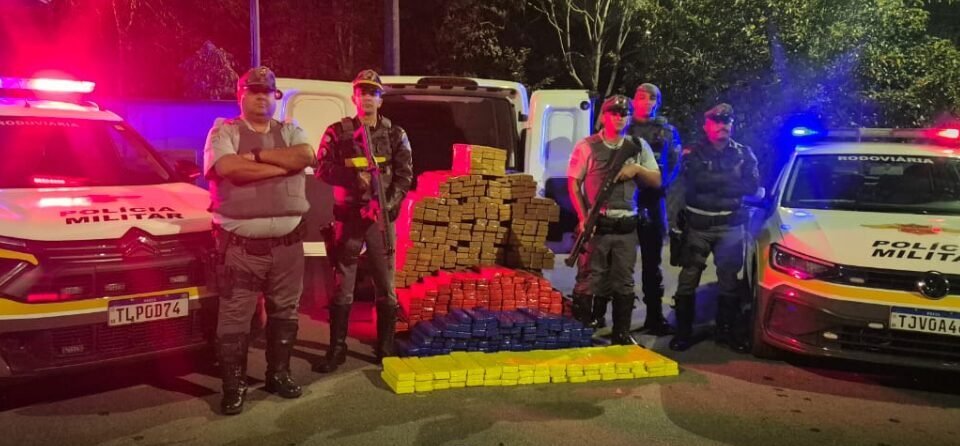 Mais de 600 tijolos de drogas são apreendidos em veículo abandonado em Caieiras