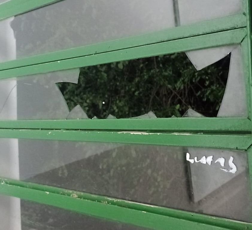 Alunos denunciam frio em salas com janelas quebradas na Escola Odilon, em Cabreúva