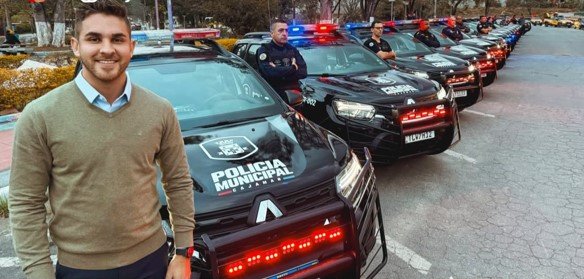 Prefeito de Cajamar, Kauan Berto, no anúncio da entrega de 14 novas viaturas para a GCM de Cajamar