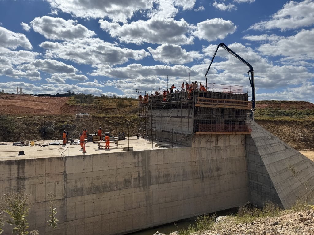 Barragem de Duas Pontes em Amparo atinge 44% de conclusão e reforçará abastecimento para 28 cidades
