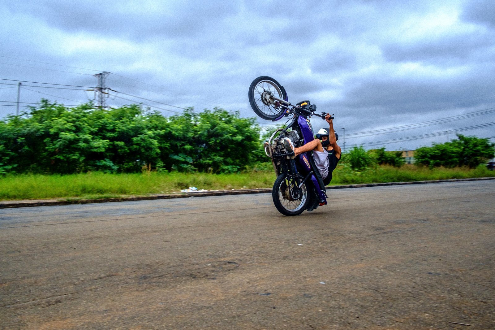 Homem empinando motocicleta