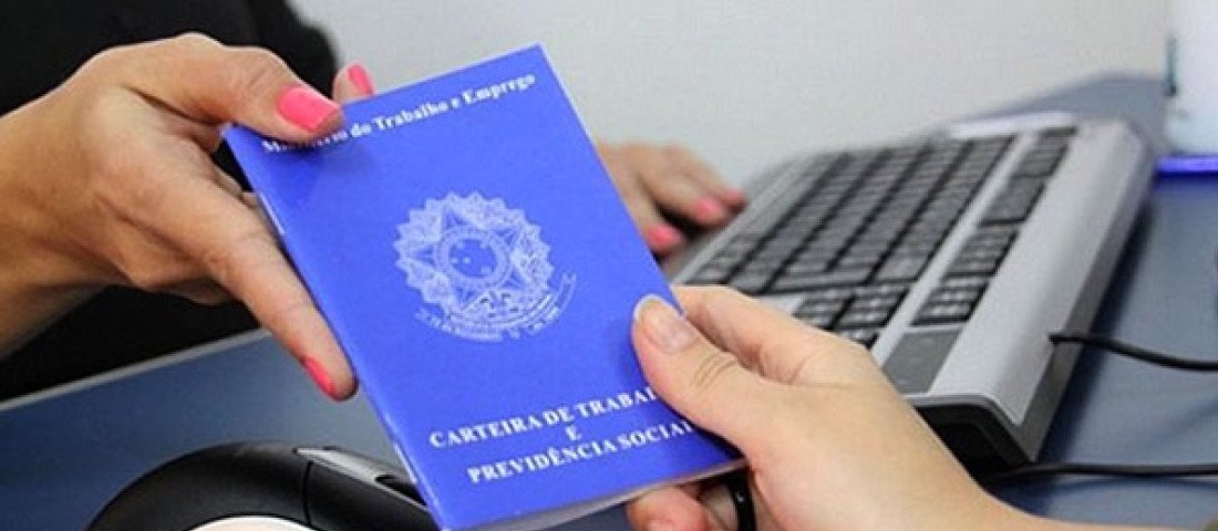 Pessoa entregando carteira de trabalho