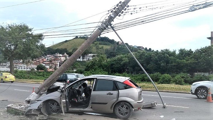 Colisão de veículo com poste