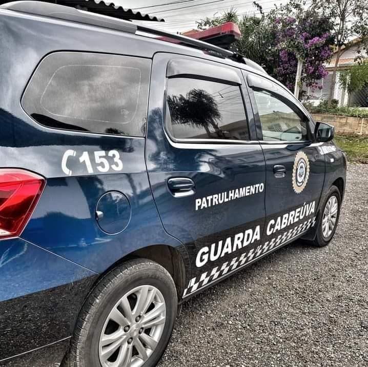 Suspeito tenta fugir de viatura da Guarda Municipal, mas acaba preso por mandado em aberto