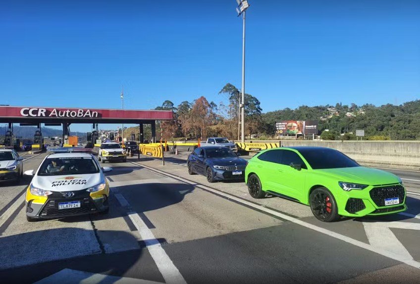 Três homens são presos por racha na com carros de luxo em Franco da Rocha