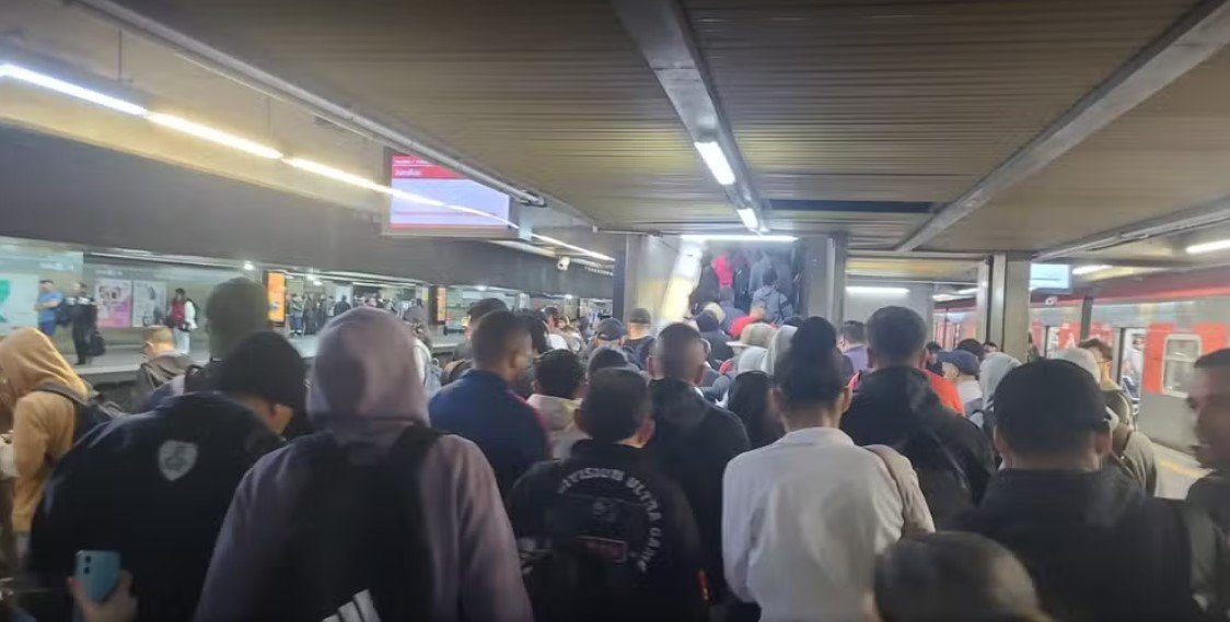 Desembarque na Linha 7-Rubi da CPTM na estação Barra Funda, na manhã desta terça-feira (2) - Imagem: G1