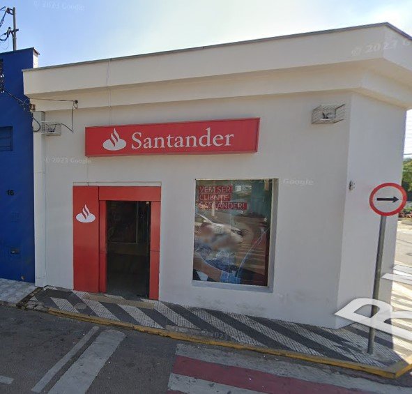 Santander anuncia fechamento de agência no centro de Cabreúva e moradores protestam