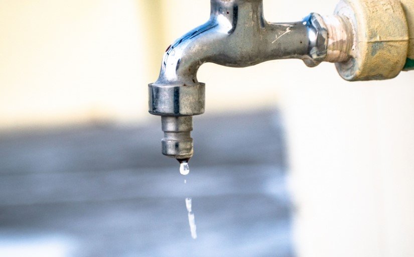 DAEV realiza reparos emergenciais na rede de água na Rua Treze de Maio