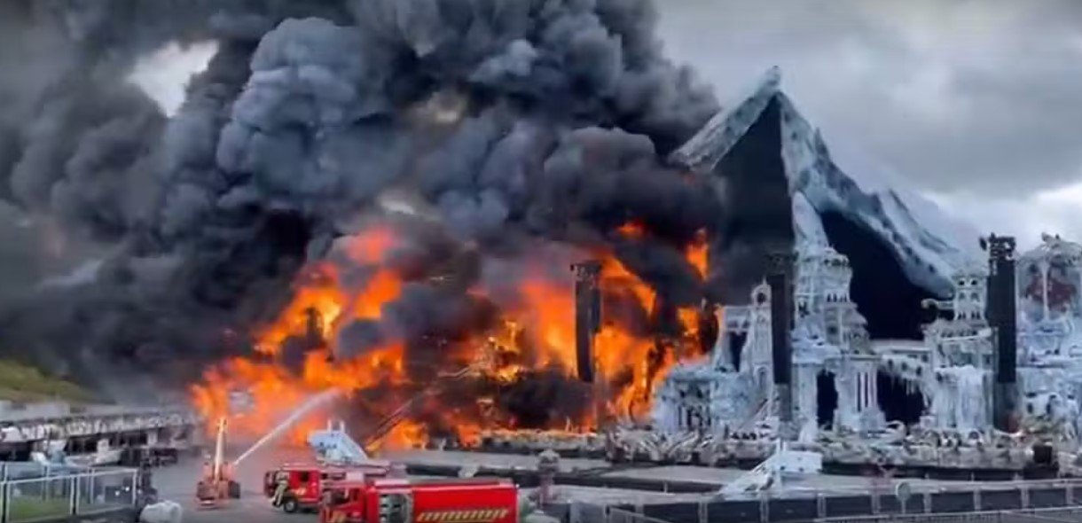 Palco principal do Tomorrowland pega fogo na Bélgica — Foto: Reprodução/X/BNONews