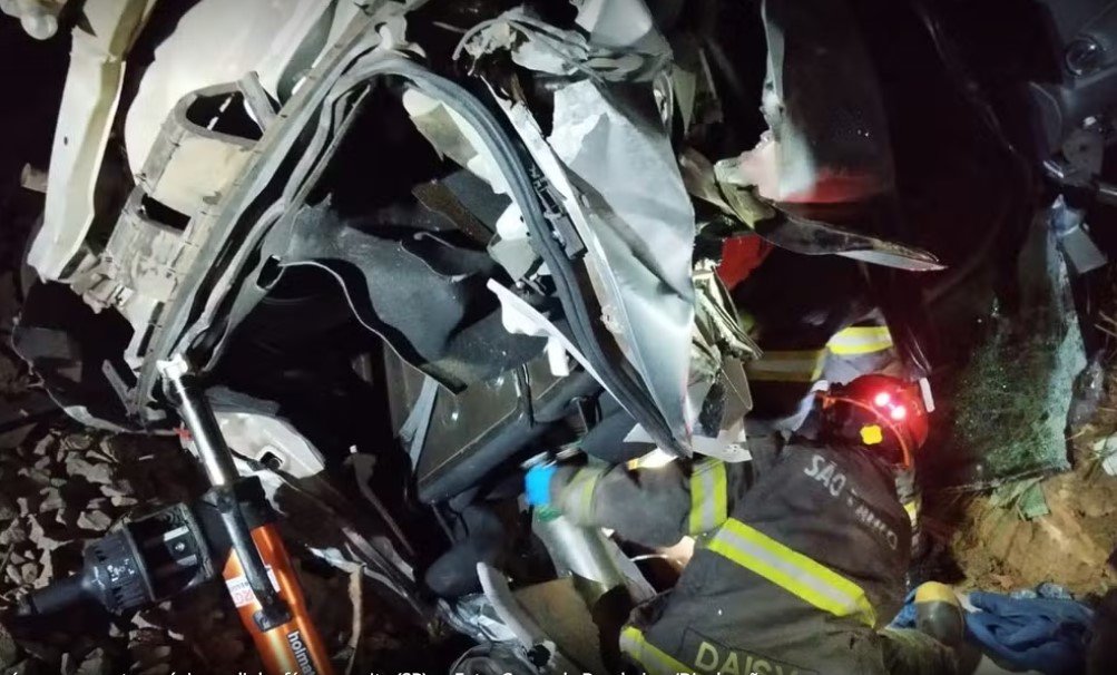 Mulher é resgatada após carro capotar próximo a linha férrea em Itu (SP) — Foto: Corpo de Bombeiros/Divulgação