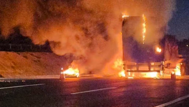 Acidente entre caminhão e carreta interdita Rodovia dos Bandeirantes em Jundiaí