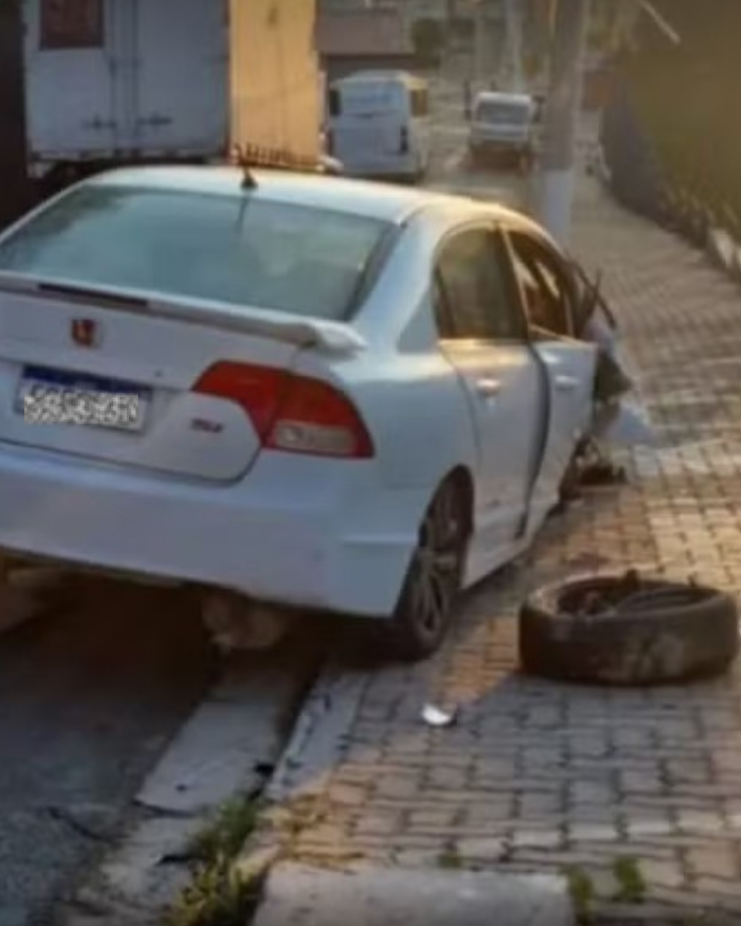 Carro colide contra poste e afeta fornecimento de energia e água em Louveira