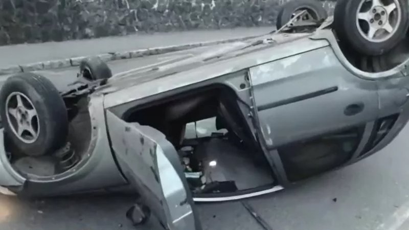 Jovem sem CNH capota carro.