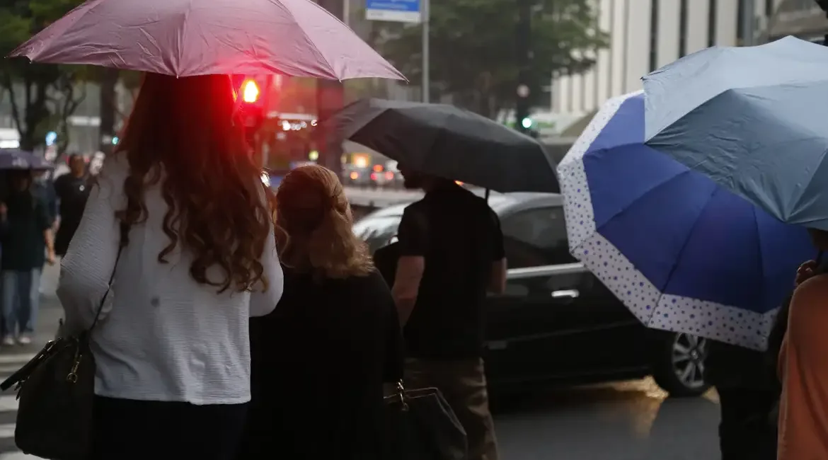 Primavera chega com chuva, ventos fortes e queda de temperatura em Cajamar