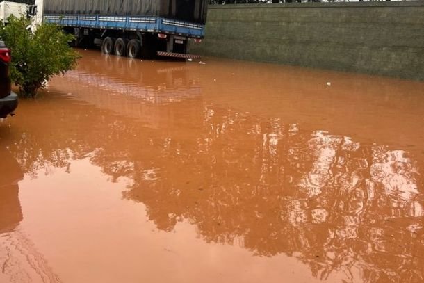 Obra no bairro Colina causa poeira, alagamentos e proliferação de ratos