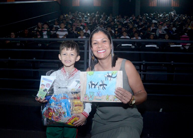 Crianças recebem troféus do projeto “Unidos contra a dengue” em sessão especial de cinema no Várzea Paulista Shopping