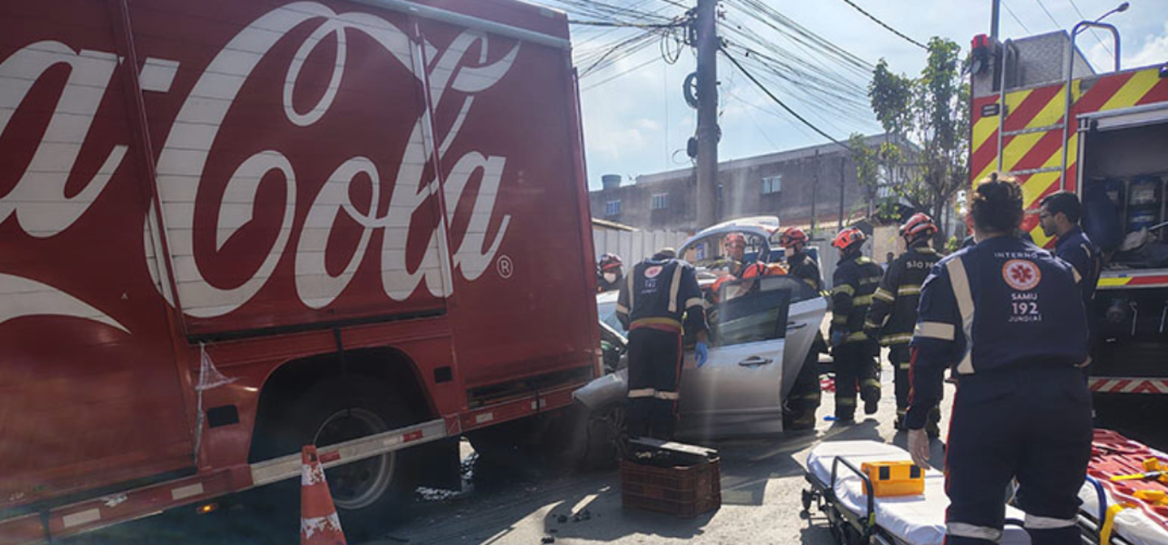 Motorista fica ferido após colidir em caminhão da Coca-Cola parado na Avenida da Uva, em Jundiaí