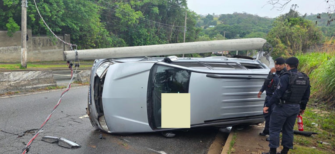 Carro derruba poste e complica o trânsito na saída do Eloy Chaves, em Jundiaí