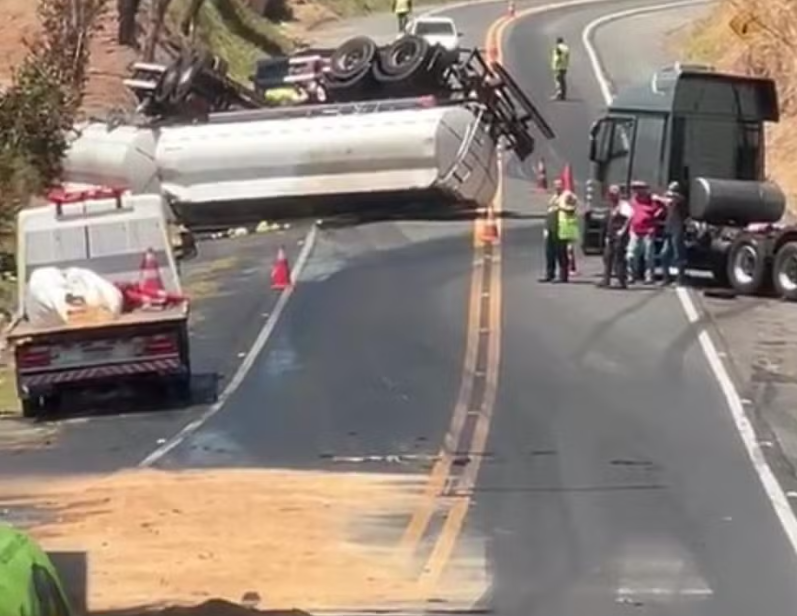Caminhão com carga de sebo tomba em rodovia de Amparo e mobiliza equipes de resgate e meio ambiente