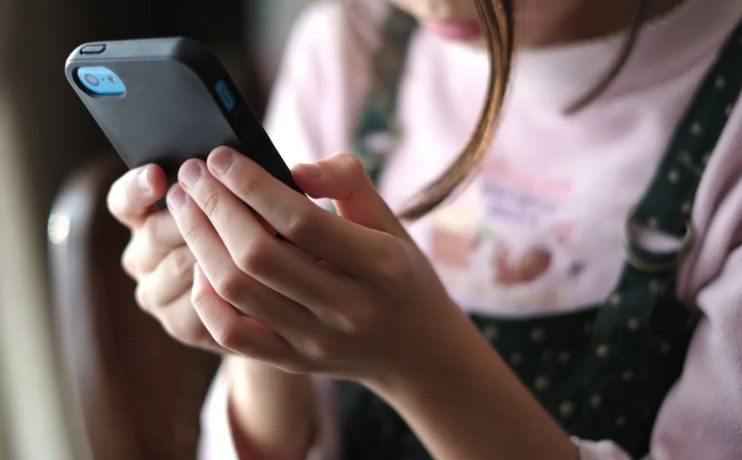 Criança chama polícia após padrasto agredir mãe em Itatiba