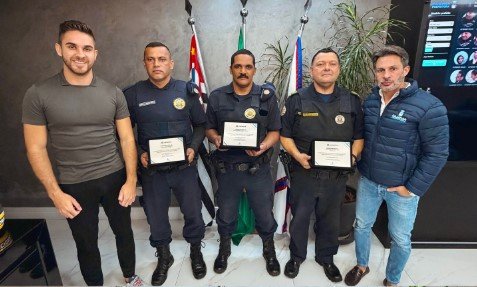 Kauan homenageia Guardas Municipais de Cajamar que salvaram bebê engasgado