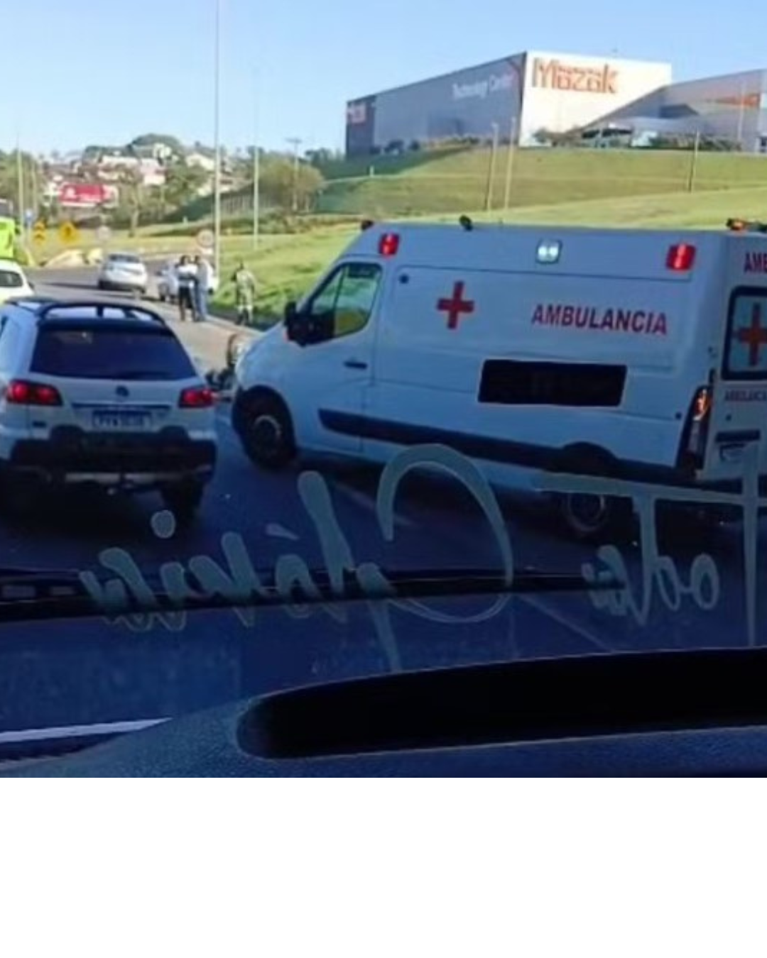 Batida entre moto e carro deixa um ferido e causa lentidão na Rodovia Anhanguera, em Vinhedo