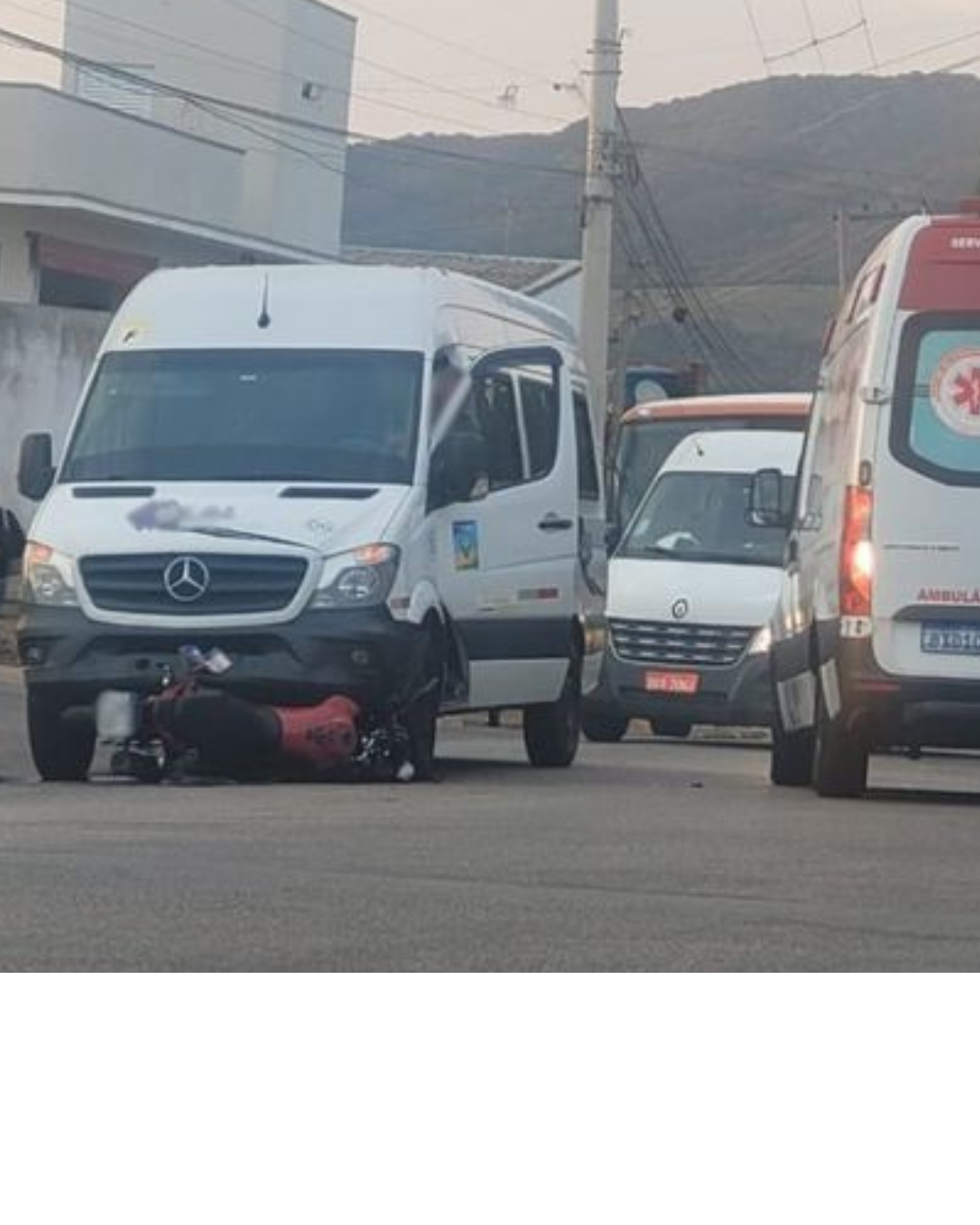 Moto e van se envolvem em acidente na Avenida Paschoal Santi, região da Fazendinha Real