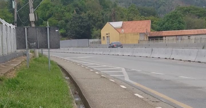 Moradores de São Roque reclamam de placa que dificulta visibilidade em ponto de ônibus no bairro Junqueira