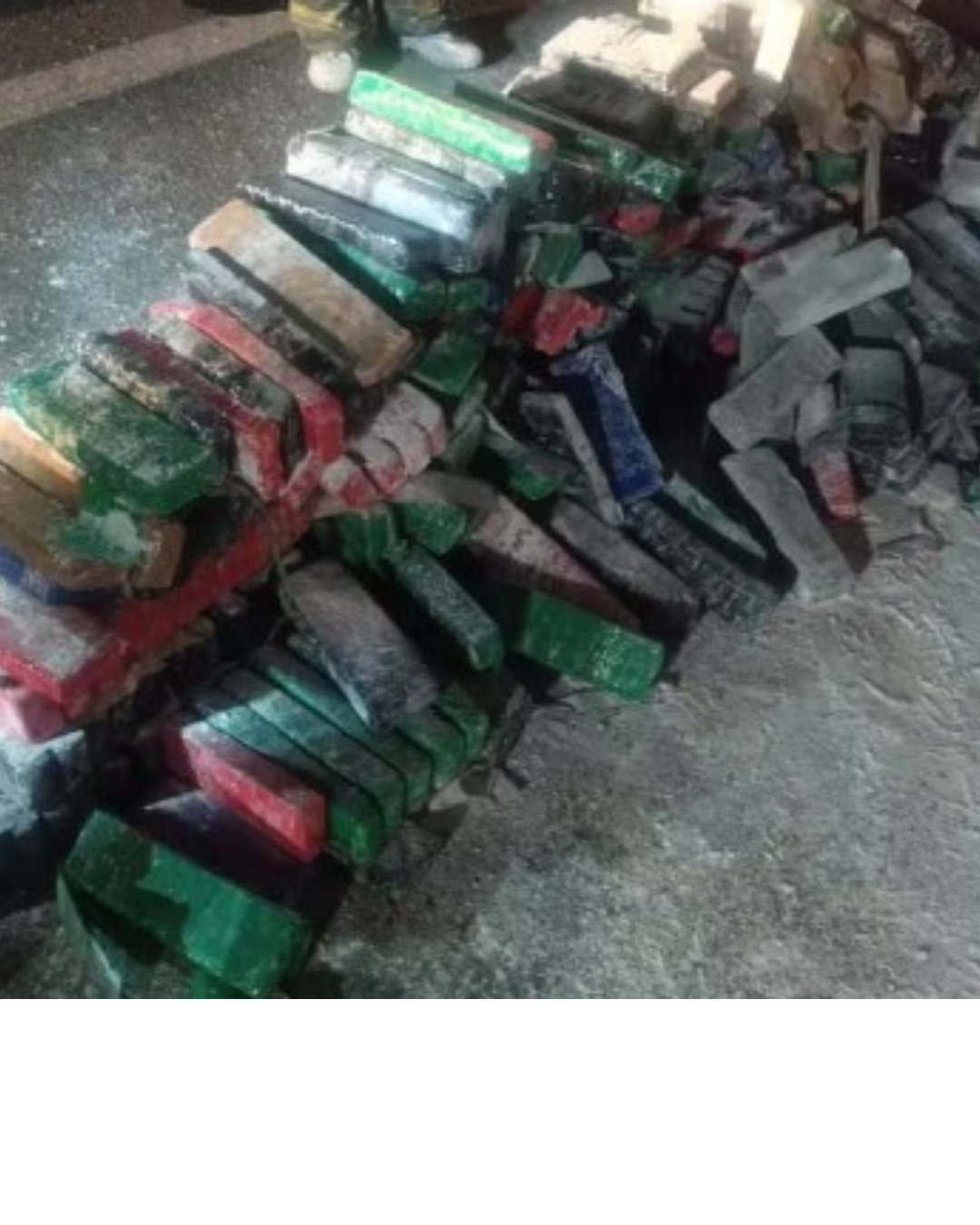 Caminhão com mais de uma tonelada de maconha tomba e motorista morre na Raposo Tavares, em São Roque