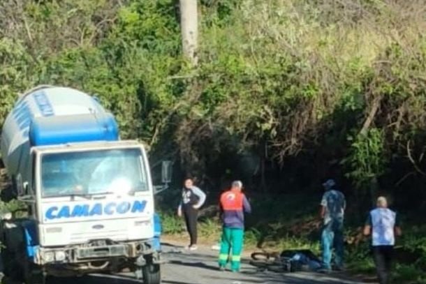 Jovem fica gravemente ferido após colidir bicicleta motorizada com caminhão em Cabreúva