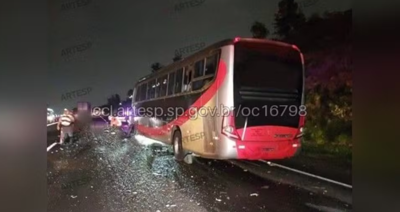 Motorista de ônibus fica gravemente ferido após bater contra caminhão em rodovia de Jundiaí