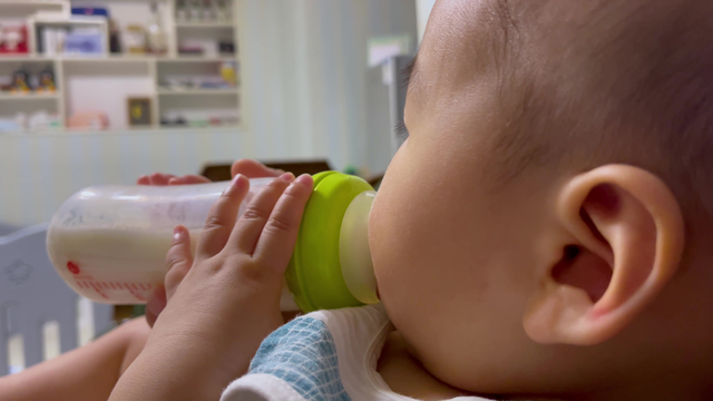 Família de Cabreúva luta há 3 meses para conseguir leite especial para bebê com alergia 