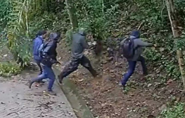 Quadrilha armada invade casa, faz casal refém por quatro horas e rouba caminhonete em São Roque