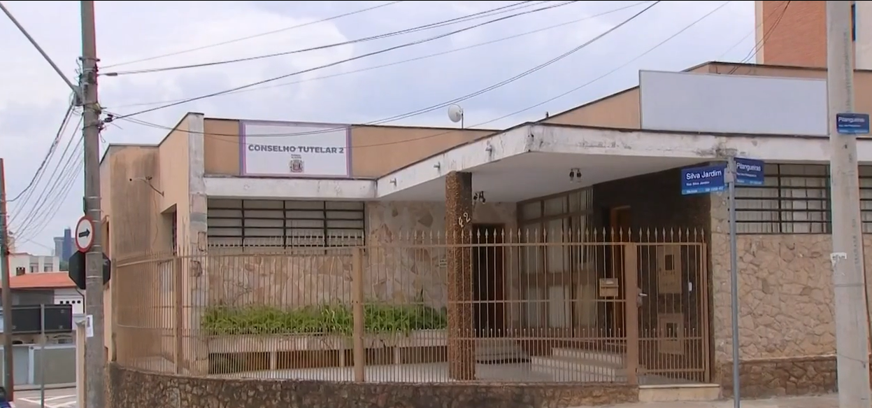 Casal é preso suspeito de agredir filho adotivo com raquete em Jundiaí