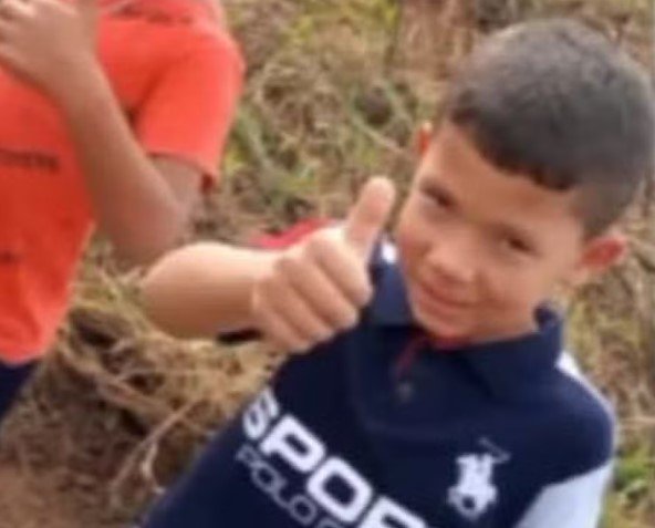 Pai e madrasta de menino morto aos 8 anos são condenados a prisão