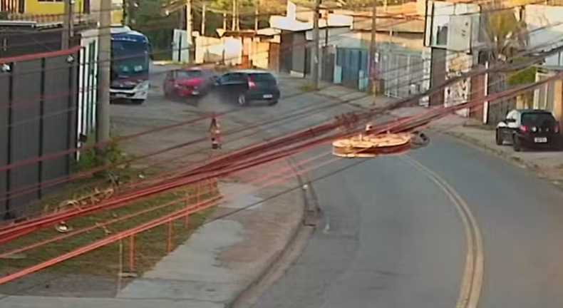 Motorista bêbado dirige em zigue-zague e bate de frente com carro em Várzea Paulista